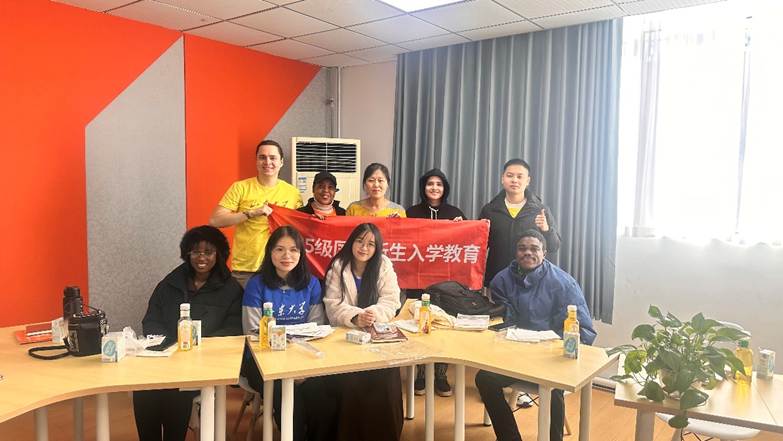 一群人在桌子前 AI 生成的内容可能不正确。 一群人在桌子前 AI 生成的内容可能不正确。